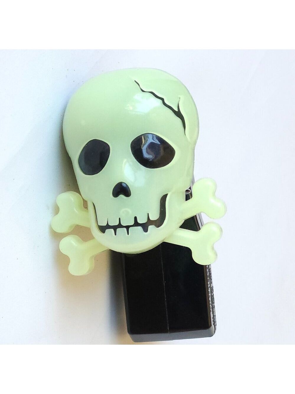 BATH AND BODY WORKS HALLOWEEN GLOW IN THE DARK SKULL WALLFLOWER BNIP